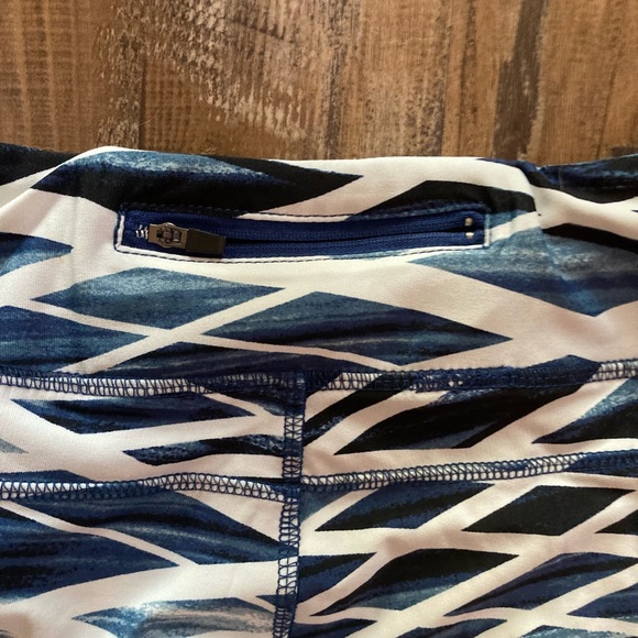 Athletic Collection White and Blue Pattern Active Leggings with Pockets - Picture 4 of 6